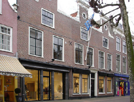 Interieur en gevel kledingwinkel te Haarlem 